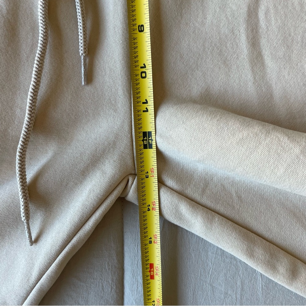 Alo Accolade Sweatpant in Oat Milk Size Medium Jogger - Picture 6 of 8